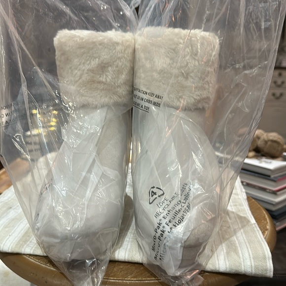 🪧 DKNY Women’s Nadra Faux Fur Wedge Booties in Vanilla Faux Suede, Size 9.5 - Picture 10 of 16